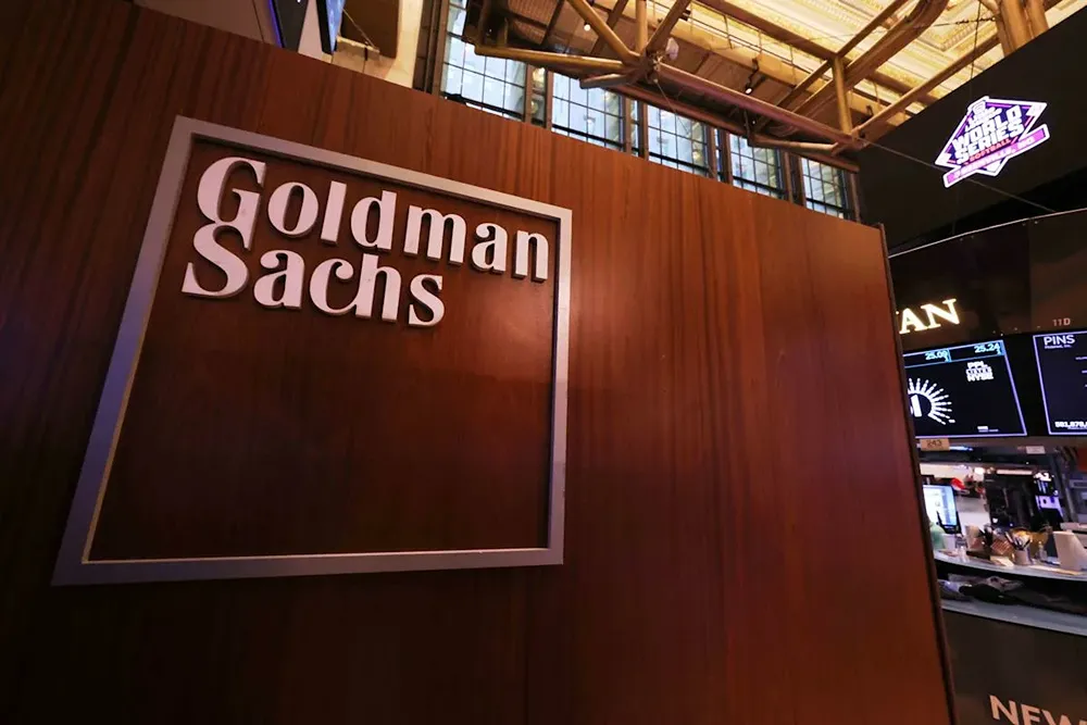 Ожидания по ФРС давят на золото: Goldman Sachs урезала целевой уровень