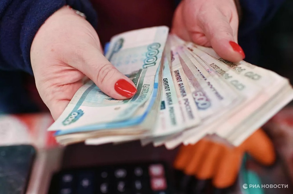 Фундаментального возврата россиян к наличным не наблюдается