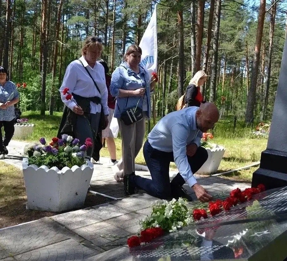 Портовики Приморска почтили память моряков‑балтийцев на митинге