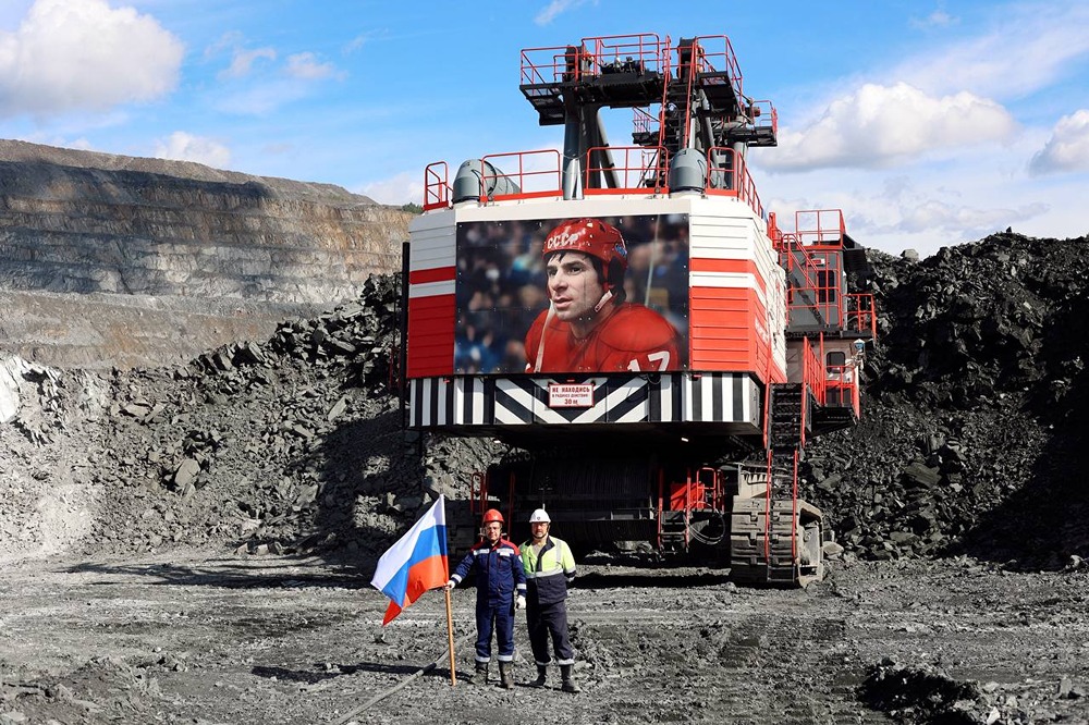 Экскаваторы «Карельского окатыша» носят имена Гагарина и Харламова