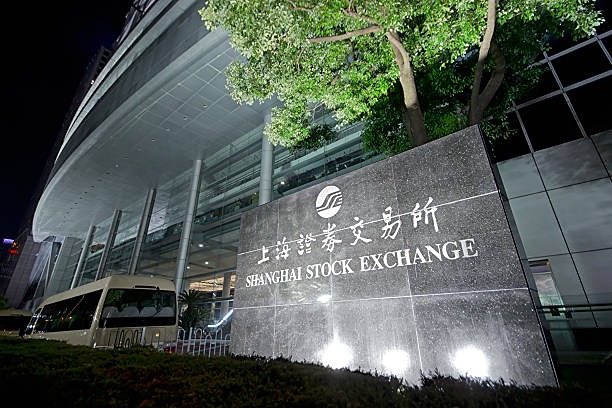 Индексы материкового Китая падают в условиях эскалации торговой напряженности с США