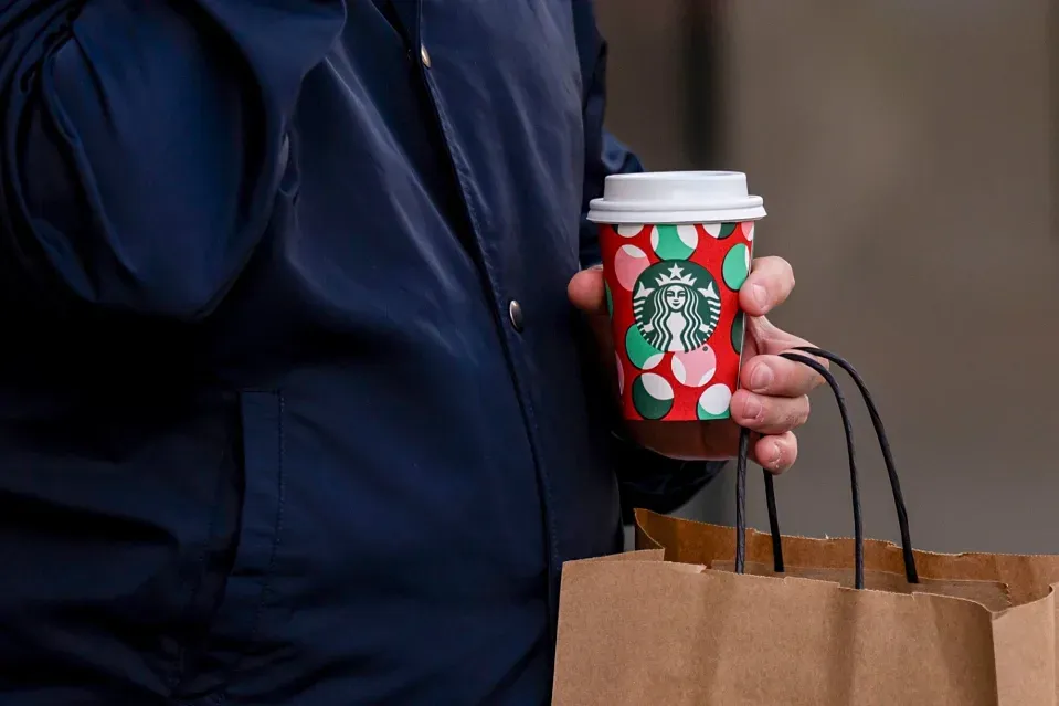 Предоставление посетителям Starbucks возможности получить красную чашку — это то, что нужно сети кофеен, чтобы освежить её