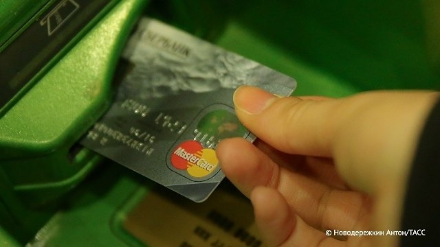 Российские банки с 1 июля обяжут сообщать об операциях несовершеннолетних клиентов их родителям
