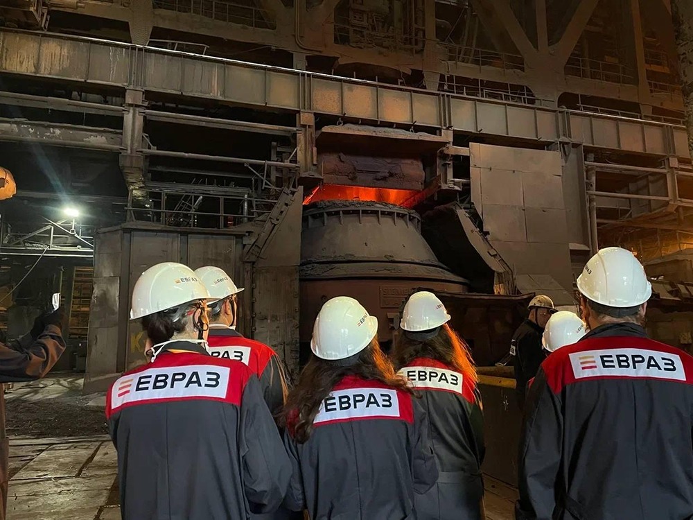 Тур EVRAZ: клиенты увидели работу БелАЗов и прокатных цехов