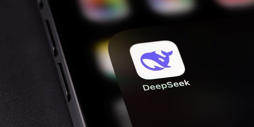 Основатель DeepSeek Лян Вэньфэн стал самым богатым создателем ИИ‑моделей: состояние $36 млрд на фоне роста доли в компании