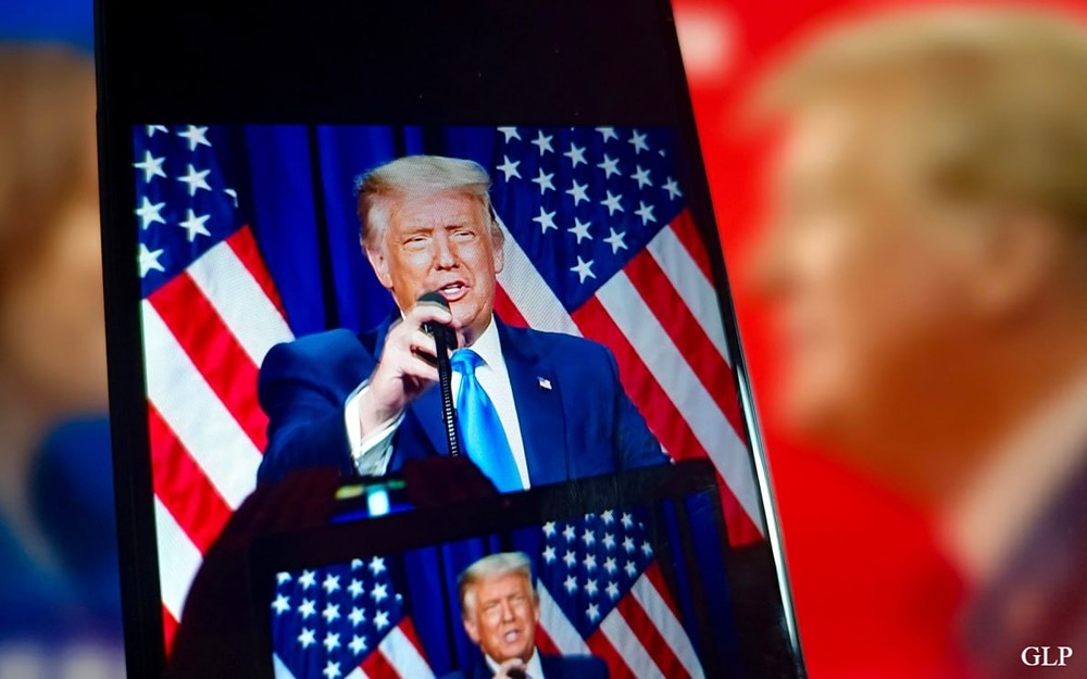 Оператор телесуфлера Трампа уволен: он ставил на слова в речах президента и мог заработать свыше $100 000