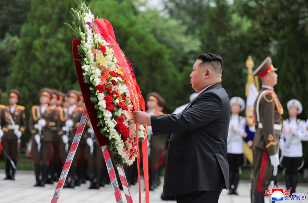 Ким Чен Ын посетил мемориальное кладбище по случаю 73-й годовщины победы