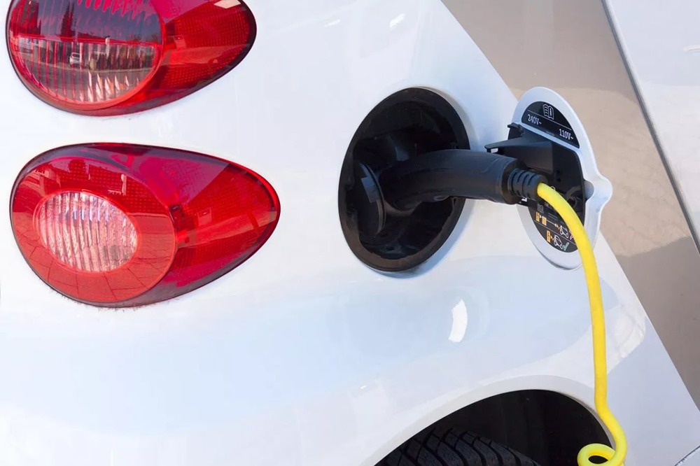 Продажи электрокаров в России выросли на 64 % в июне: лидером рынка стал Nissan Leaf