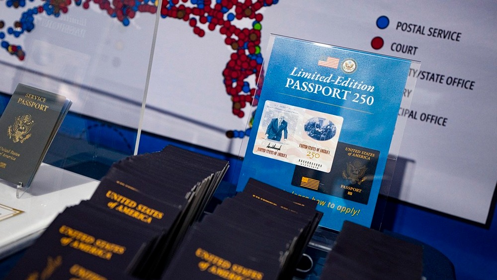 Паспорта с портретом Трампа: 250 000 экземпляров Patriot Passport выпущены из‑за спроса
