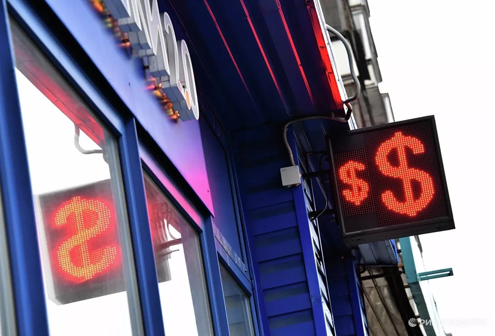 Валюта перед поездкой: 50 % россиян покупают заранее, большинство — до €2000