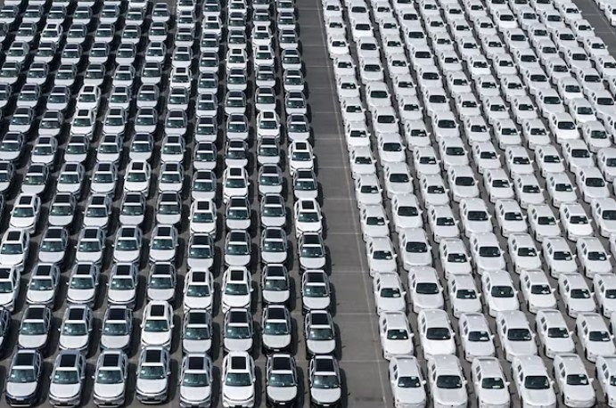 Продажи авто в Китае падают 10‑й месяц подряд: внутренний рынок −21,1%, экспорт +88,2%