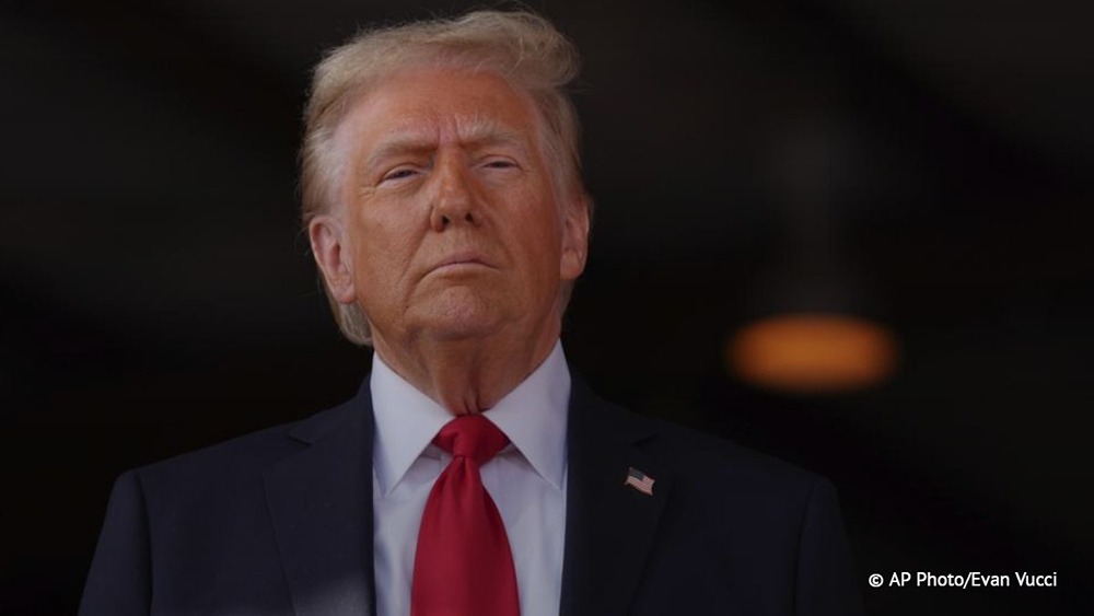 Трамп считает, что Иран ждет экономический крах