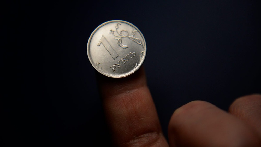 Рубль ослаб на 5,8% к доллару: ЦБ связывает динамику с падением экспортных цен и спросом от нетто-продавцов валюты