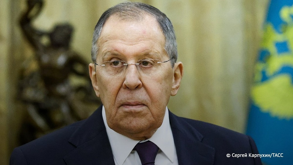 Россия вызвала посла Японии после протеста Токио из-за поездки Путина, но в посольстве сказали, что он не сможет посетить МИД 14 или 17 августа, заявил Лавров. Посол Японии должен прийти в МИД, с ним поговорят о протесте из-за визита Путина на Итуруп и о подходе к его работе в России, заявил Лавров, отвечая на вопрос ТАСС