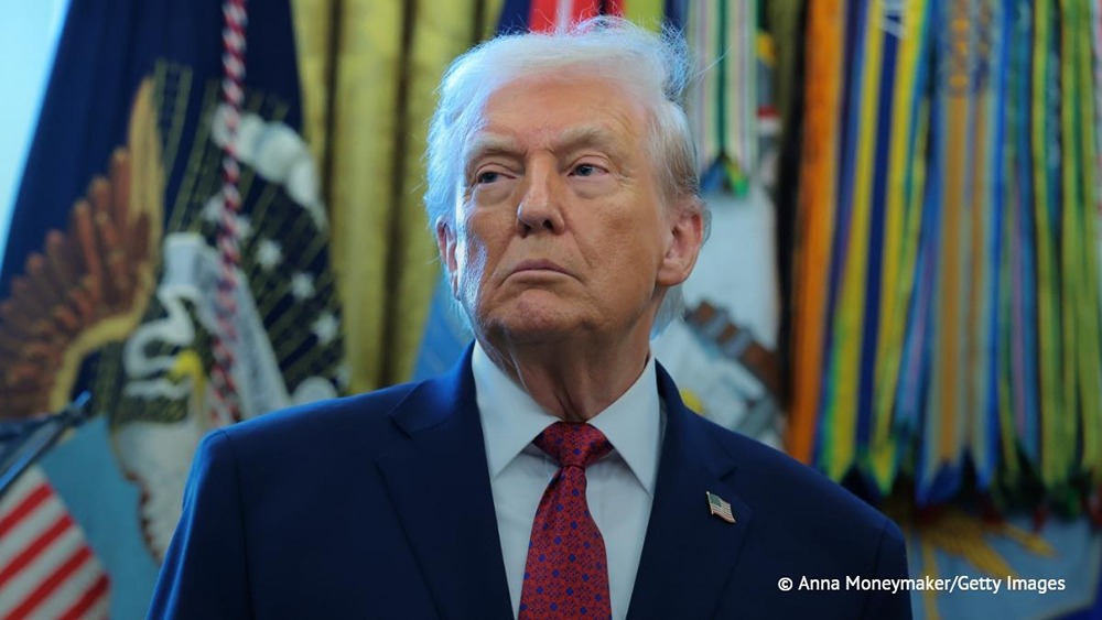 Рейтинг популярности Трампа снизился до 33%