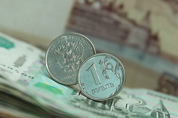 Почему рубль слабеет к юаню перед выходными — и хватит ли налогового фактора для разворота