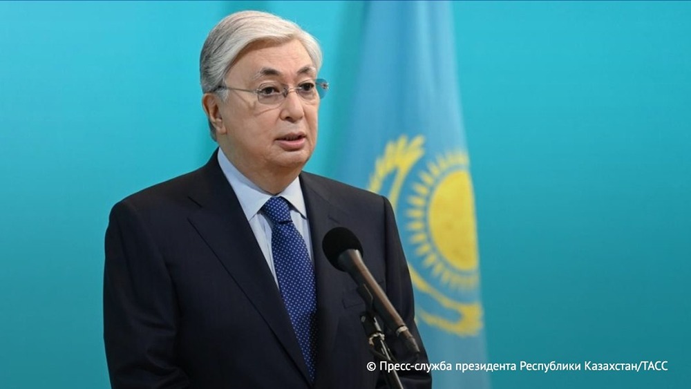 Токаев призвал соблюдать традиции и раскритиковал обнимающихся генералов