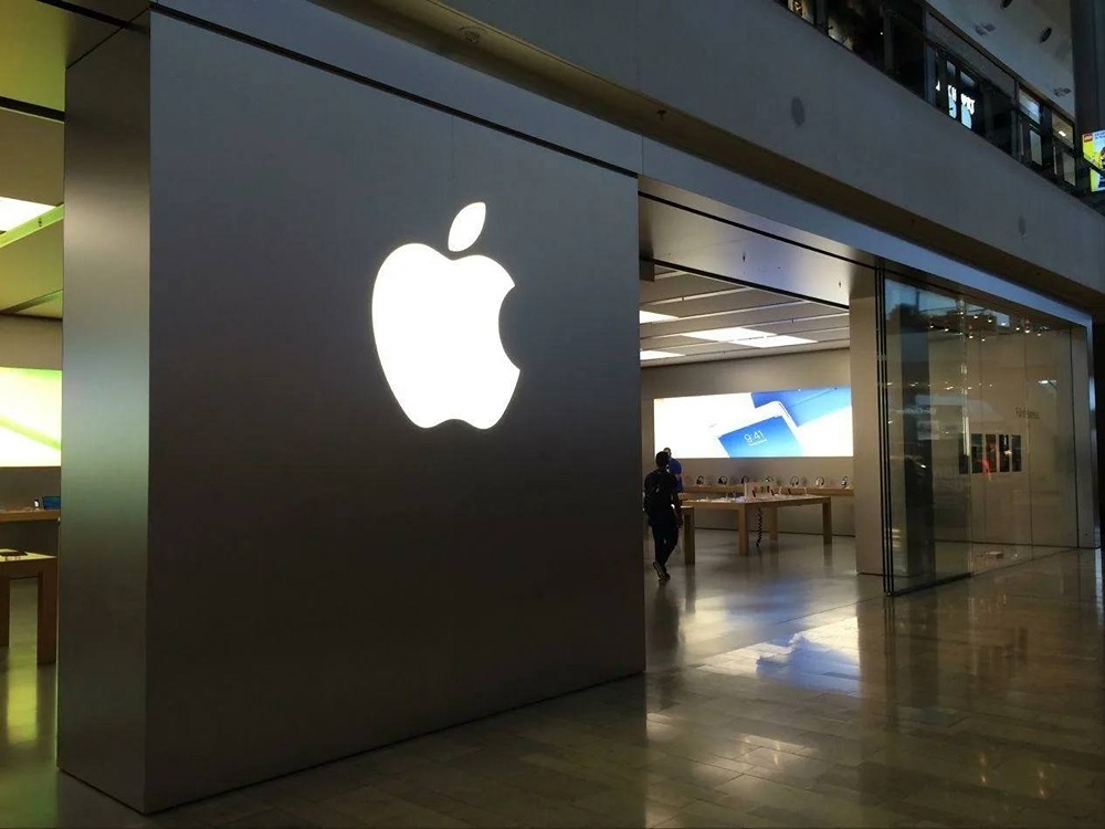 Компанию Apple критикуют за то, что она ограничивает свободу действий своих работников и следит за их личными устройствами