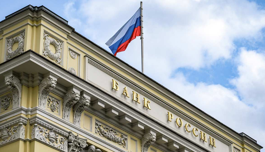 Банк России сохранил ограничения на снятие наличной иностранной валюты еще на полгода