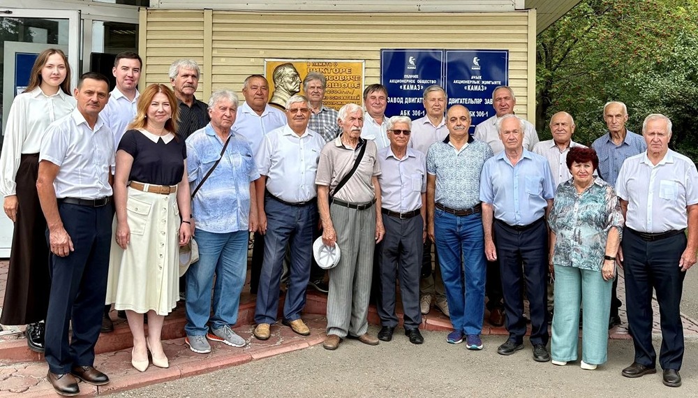 Дизелисты почтили память первого директора завода двигателей В. Поташова
