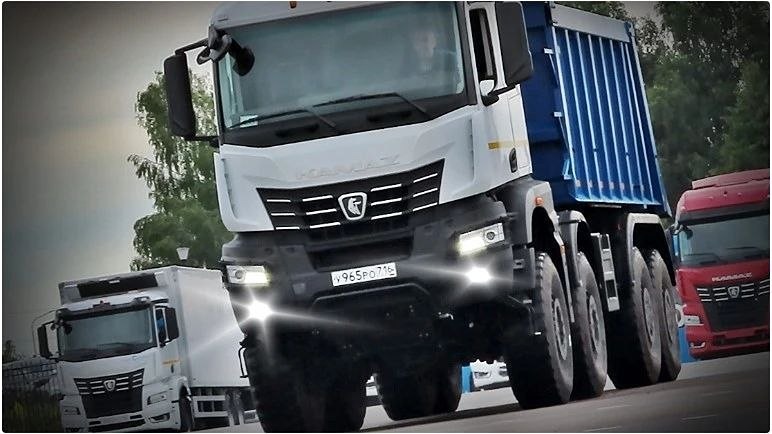 КАМАЗ‑65958: 4 оси, полный привод, 560 л. с. — готов к бездорожью