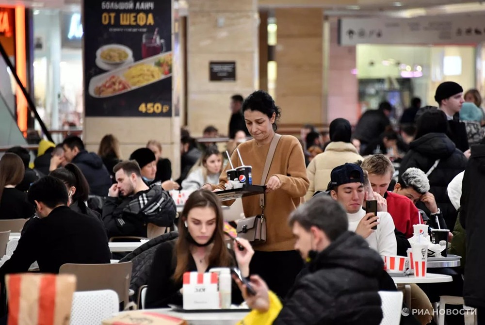 500 рублей на компанию — а убыток 20 тысяч: как подростки «арендуют» фудкорты и тянут прибыль ТЦ вниз