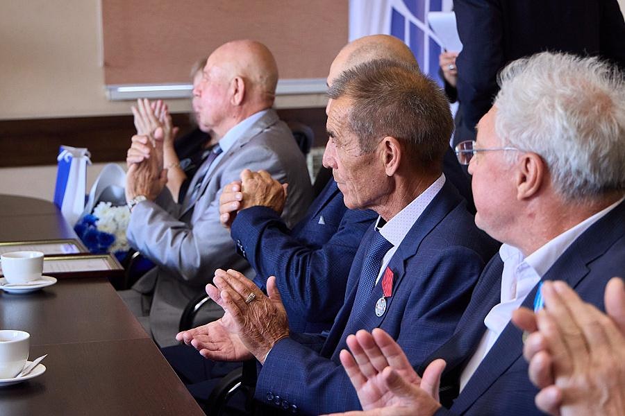 Профессионализм в фокусе: сотрудники FESCO получили государственные и отраслевые награды за вклад в транспортную отрасль — церемония прошла 2 сентября