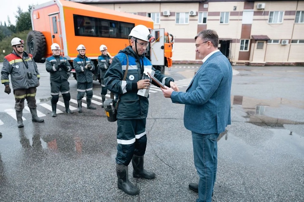 Два километра горных выработок: бригады Нияза Хусаинова и Владимира Костина прошли по 1 км с начала года на шахте «Усковская»