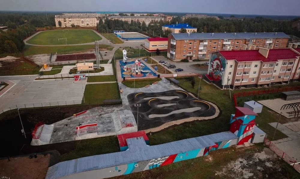 ЛУКОЙЛ открыл современный скейт‑парк в посёлке Ярега: площадка рассчитана и на новичков, и на опытных райдеров