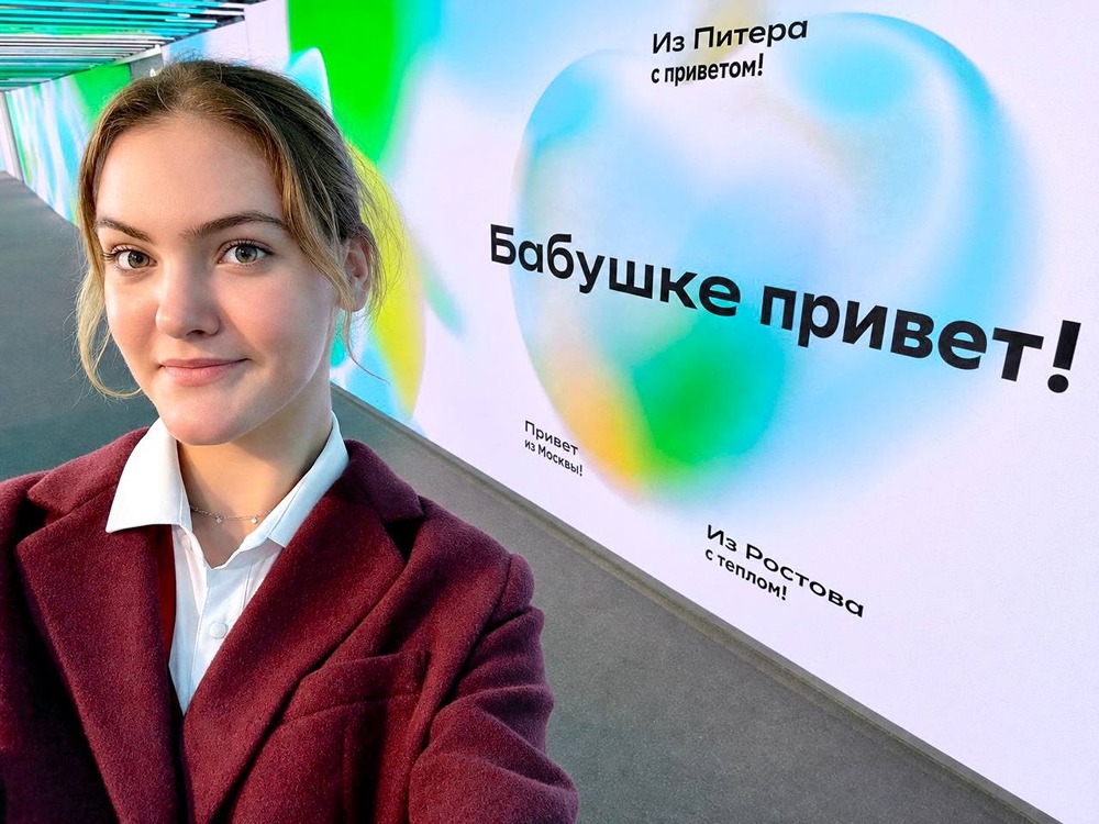 Приветы с ВЭФ разлетаются по всей стране: фото со стенда Сбера соединяют Владивосток с каждым уголком России — передайте своё «я здесь» тем, кто ждёт весточки дома