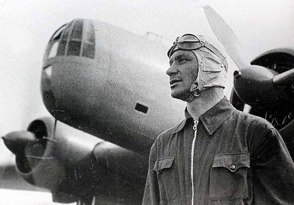 90 лет рекорду Владимира Коккинаки: на ЦКБ‑26 с грузом 500 кг лётчик‑испытатель поднялся на 11 298 метров — это первое отечественное авиационное достижение, официально признанное ФАИ