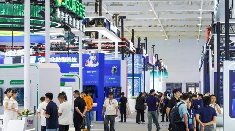 Розничные продажи в Китае выросли на 2,5 % за 8 месяцев