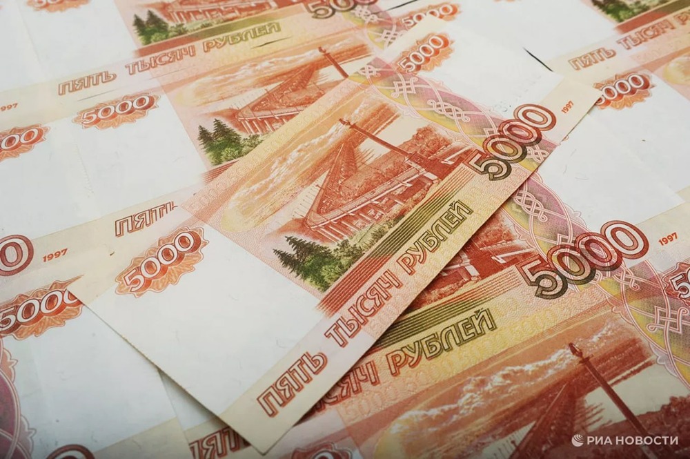 Какая доля россиян получает больше 100 000 рублей в месяц