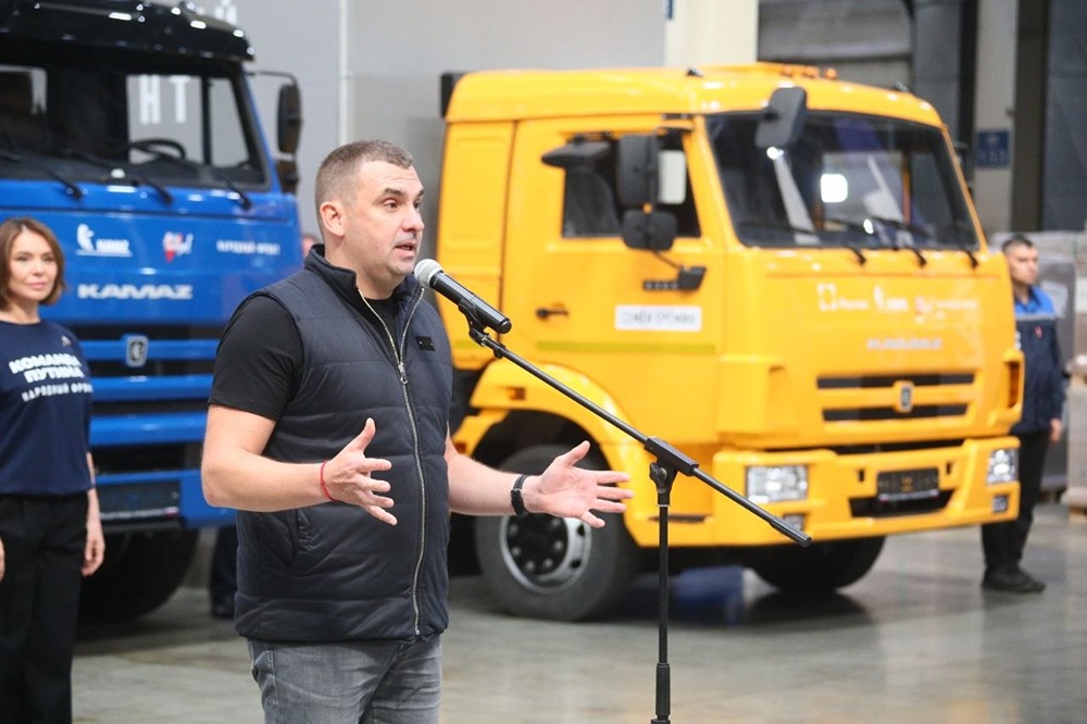 Набережные Челны: КАМАЗ передал партию грузовиков Народному фронту