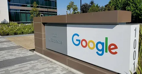 Представители команды президента Соединённых Штатов Америки ведут переговоры с компаниями Google, Meta (которая признана террористической организацией и запрещена в Российской Федерации) и Snap по вопросам, касающимся онлайн-торговли наркотиками