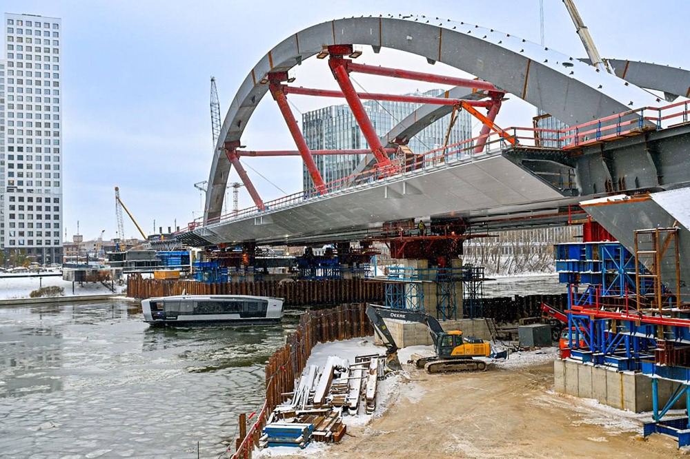 Новый мост через Москву-реку в створе Берегового проезда готов уже на 50%