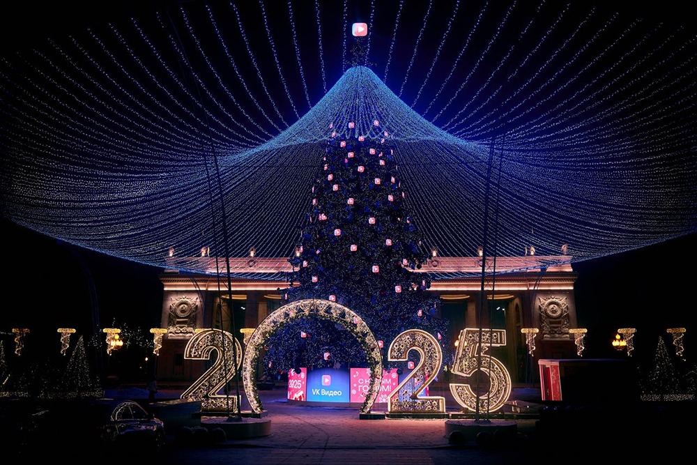 У входа в Парк Горького установили самую высокую новогоднюю елку в России