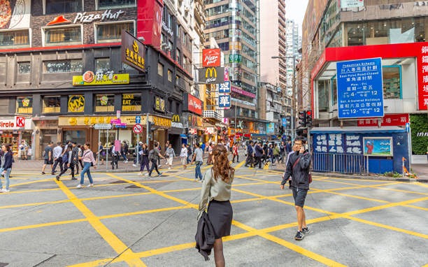 Hang Seng упал на 0,8% после снижения прогноза ВВП Гонконга до 2,5%