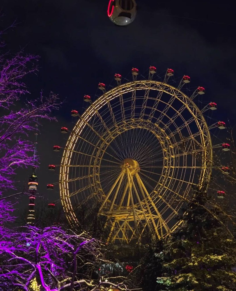 Световое шоу и праздничная программа на «Солнце Москвы»