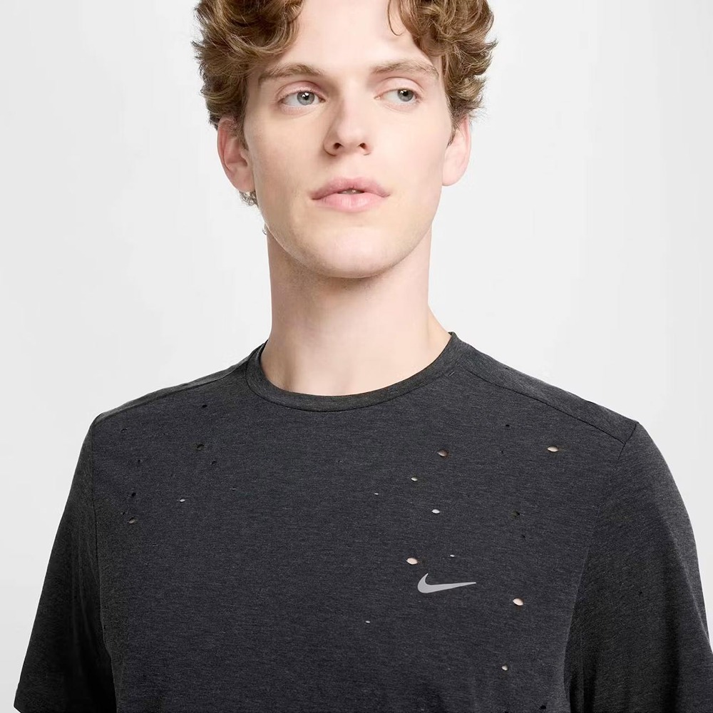 Nike предлагает футболки с «дырками от моли» по цене 11 тысяч рублей