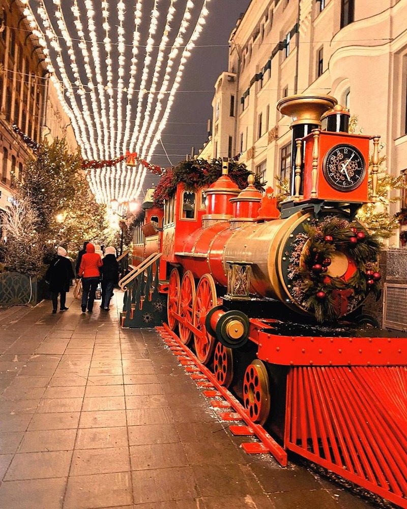 В районе Кузнецкого моста теперь можно увидеть настоящий рождественский вокзал