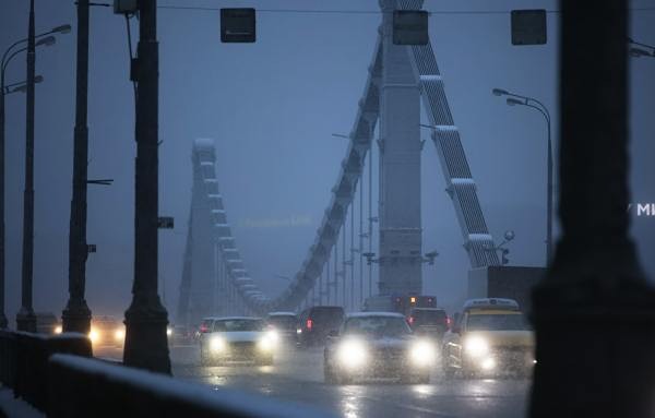 В очереди перед Крымским мостом стоят 820 автомобилей