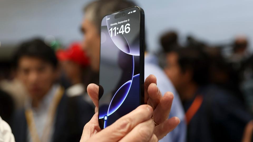 Компания Apple планирует внести изменения в работу своих инструментов на основе искусственного интеллекта в ответ на жалобу BBC о некорректной работе системы оповещения о новостях