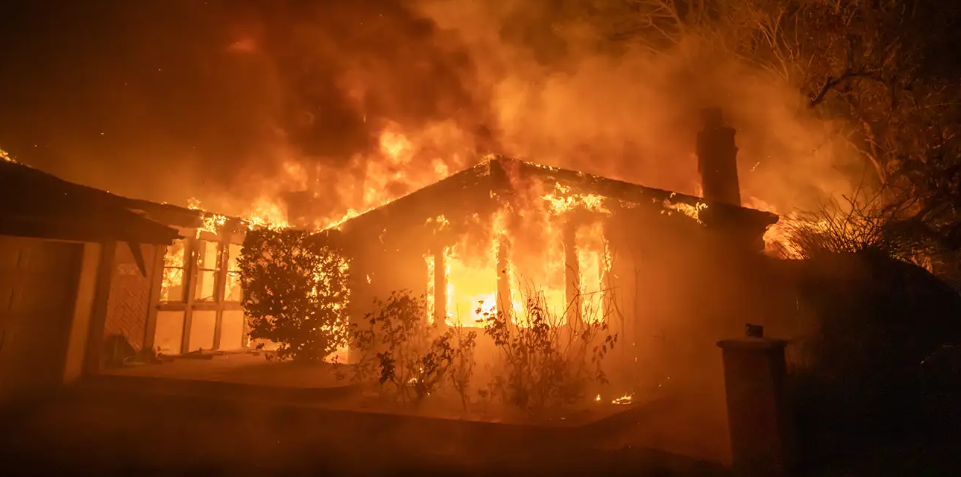Акции страховых компаний падают на фоне рекордных убытков от лесных пожаров в Лос-Анджелесе