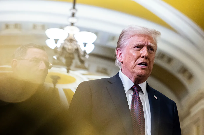 Администрация президента США разрабатывает проект ограничительных мер в отношении нефтяного сектора в контексте сотрудничества с Российской Федерацией и Исламской Республикой Иран.