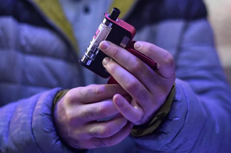 По данным СМИ, на лечение россиян от последствий курения электронных сигарет власти потратили около миллиарда рублей
