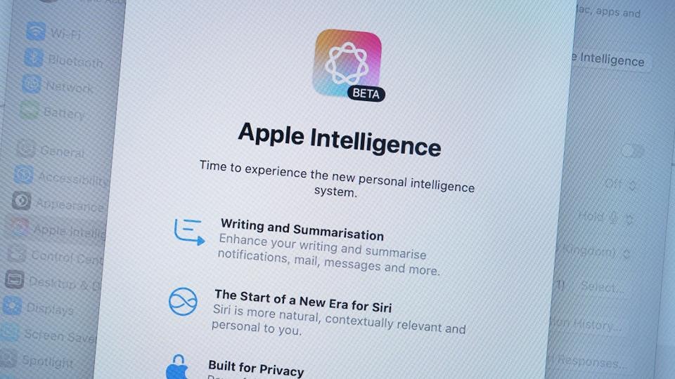 Компания Apple временно прекращает отправку уведомлений о новостях, созданных с помощью искусственного интеллекта, из-за проблем с достоверностью информации