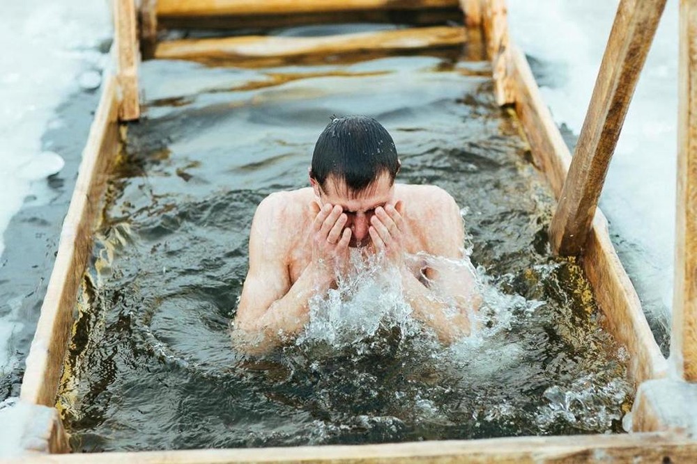 В МЧС напомнили о правилах купания в крещенскую ночь