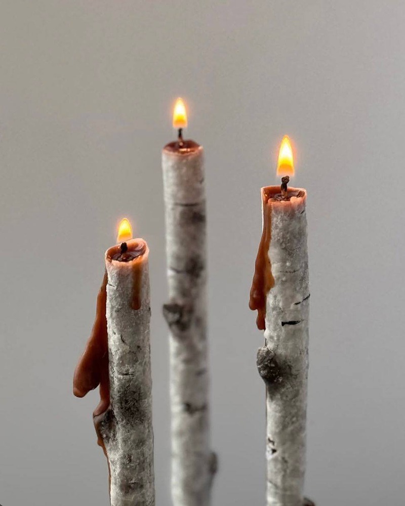 Настоящие русские свечи — это небольшие веточки берёзы, которые, когда их зажигаешь, начинают плакать смолой