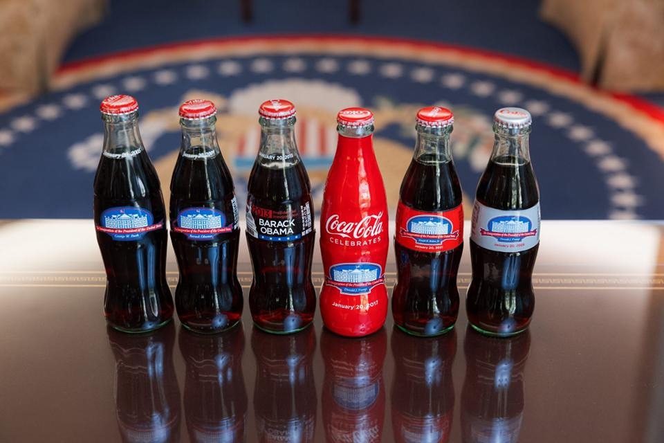 Глава компании Coca-Cola преподнёс президенту США Дональду Трампу на инаугурацию особый экземпляр диетической газировки